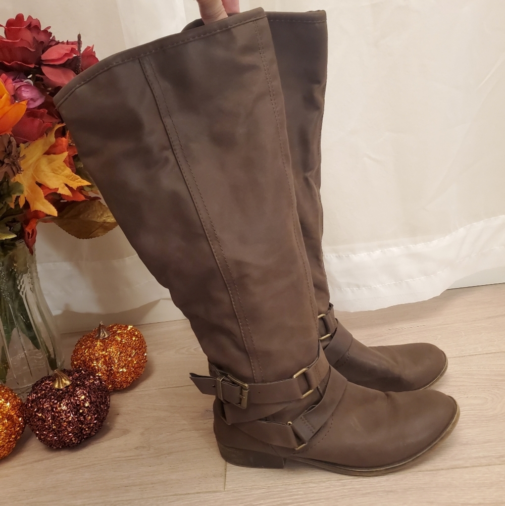 Classic Knee-High Buckle Heeled Boots - Brown